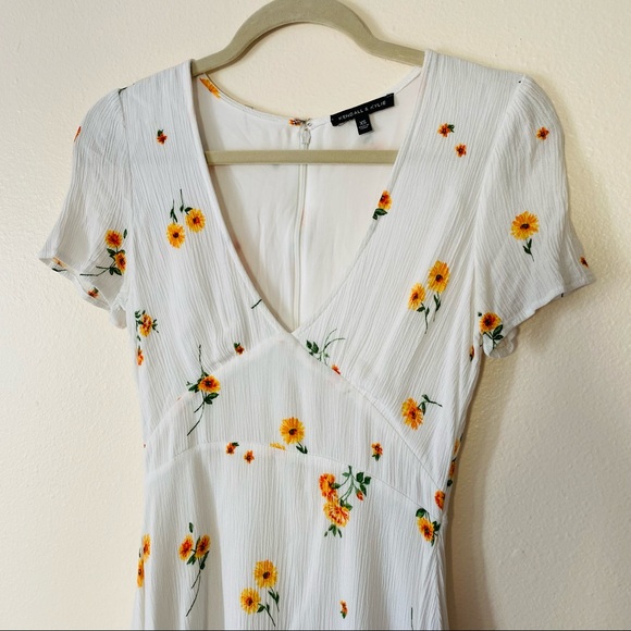 Kendall & Kylie Pacsun White Floral boho ruffle deep V-neck mini Dress - Picture 5 of 8